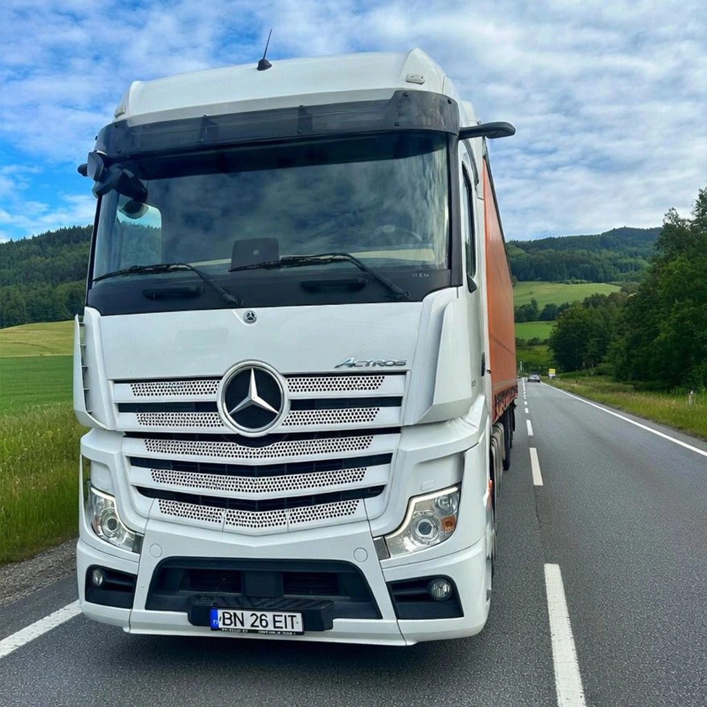 Camion Mercedes-Benz Actros fotografiat pe un drum national