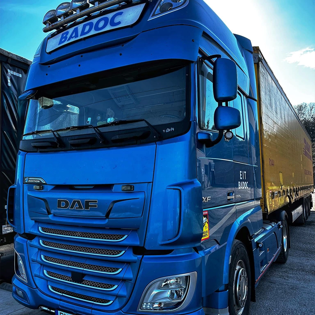 Camion DAF albastru ce face parte din flota EIT Badoc