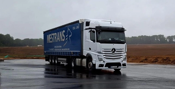 Ansamblu cap tractor Mercedes-Benz si semiremorca cu prelata pregatite pentru transporturi internationale de marfuri generale
