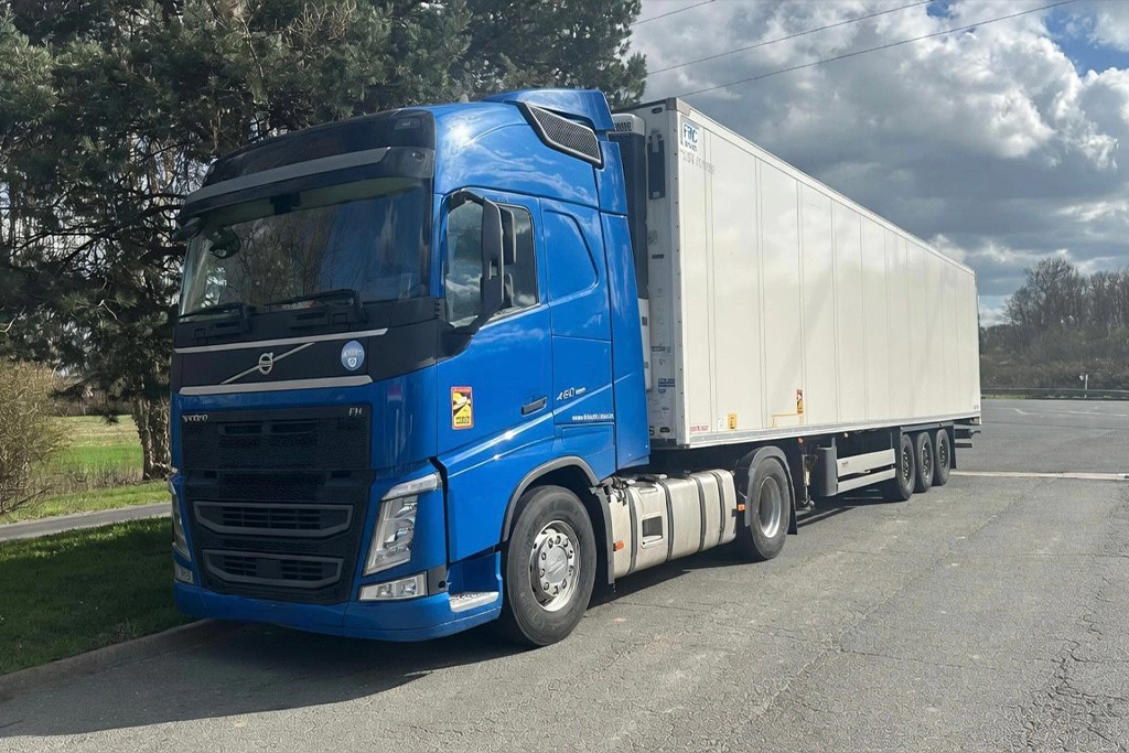 Ansamblu cap tractor si semiremorca frigorifica pentru transportul marfurilor perisabile