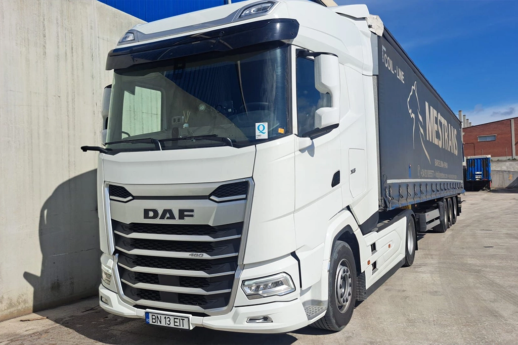 Camion DAF de ultima generatie si semiremorca cu prelata din flota EIT Badoc