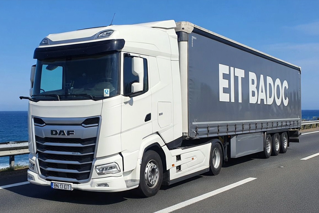 Ansamblu cap tractor DAF si semiremorca cu prelata pentru transporturi oriunde in Europa